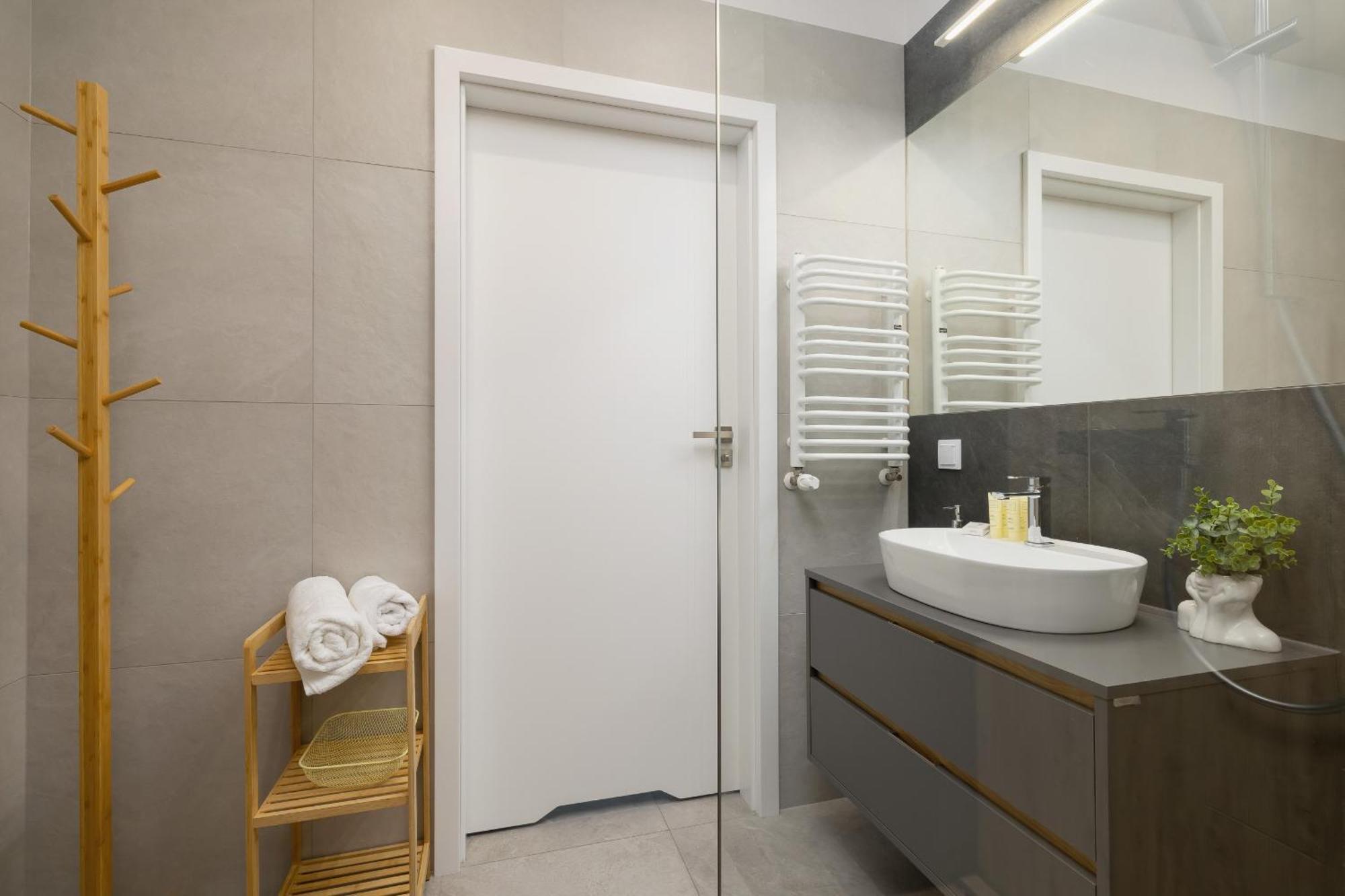 Stylowy Apartament Z Dwiema Sypialniami Balkonem I Parkingiem By Noclegi Renters カトヴィツェ エクステリア 写真