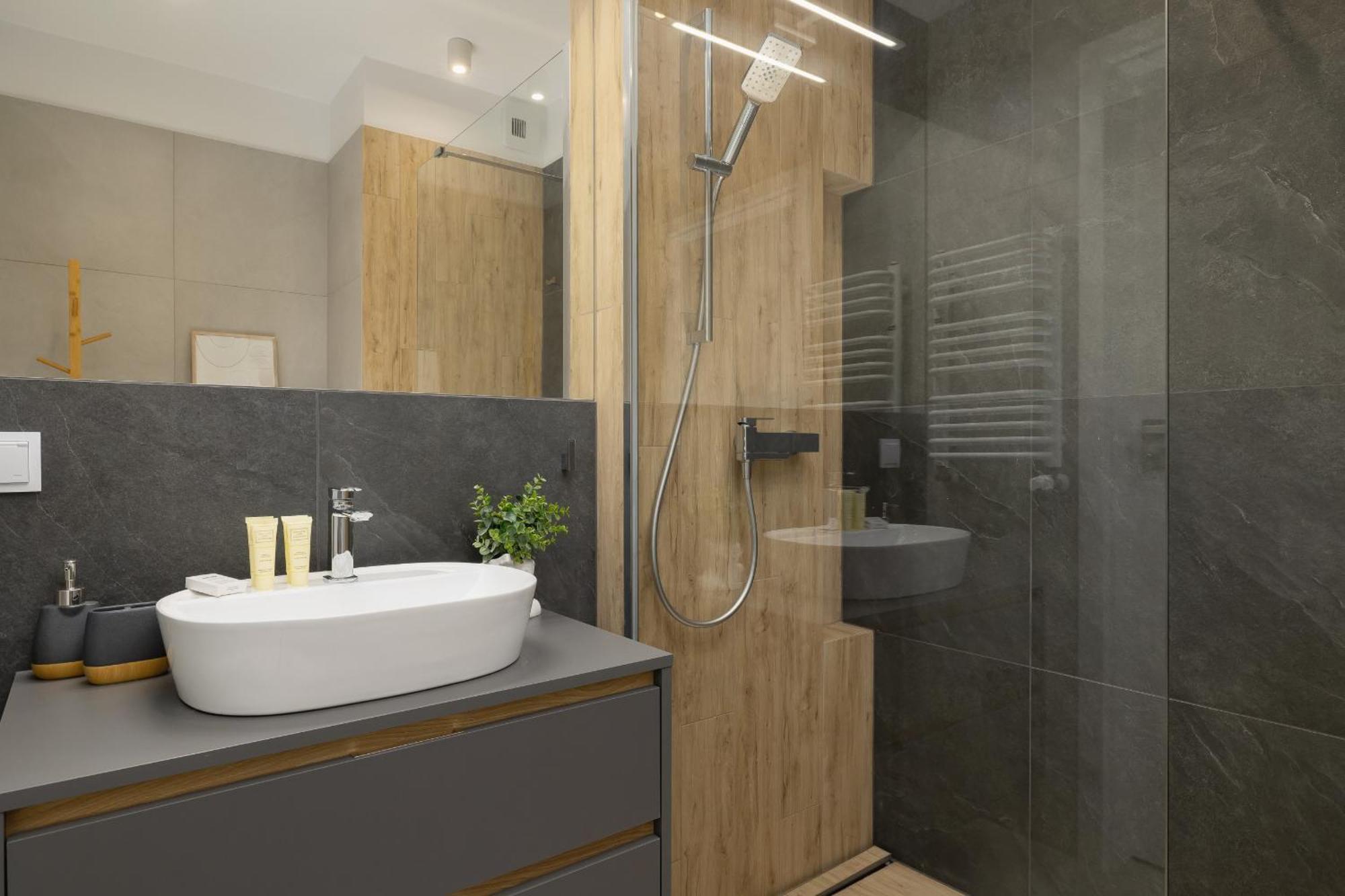 Stylowy Apartament Z Dwiema Sypialniami Balkonem I Parkingiem By Noclegi Renters カトヴィツェ エクステリア 写真